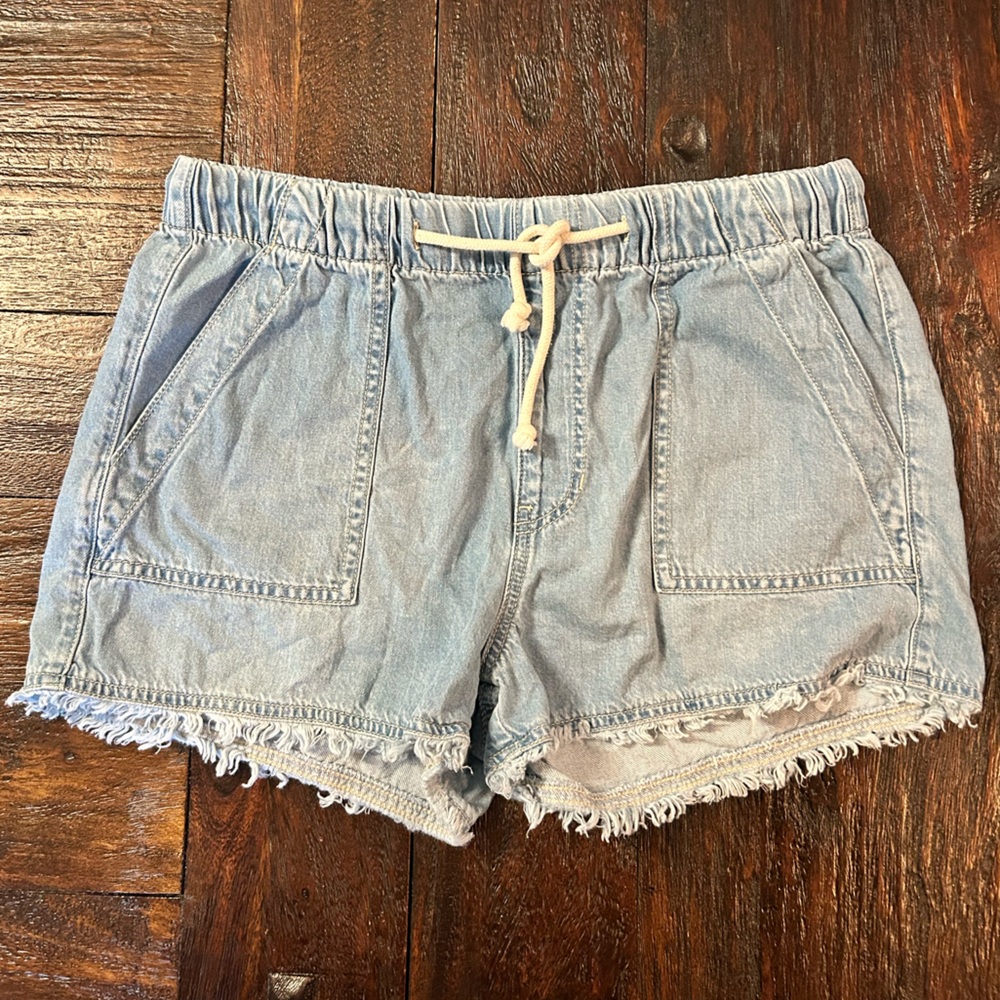 BCBGeneration Light Wash Elastic Waist Drawstring Denim Frayed Hem Shorts
